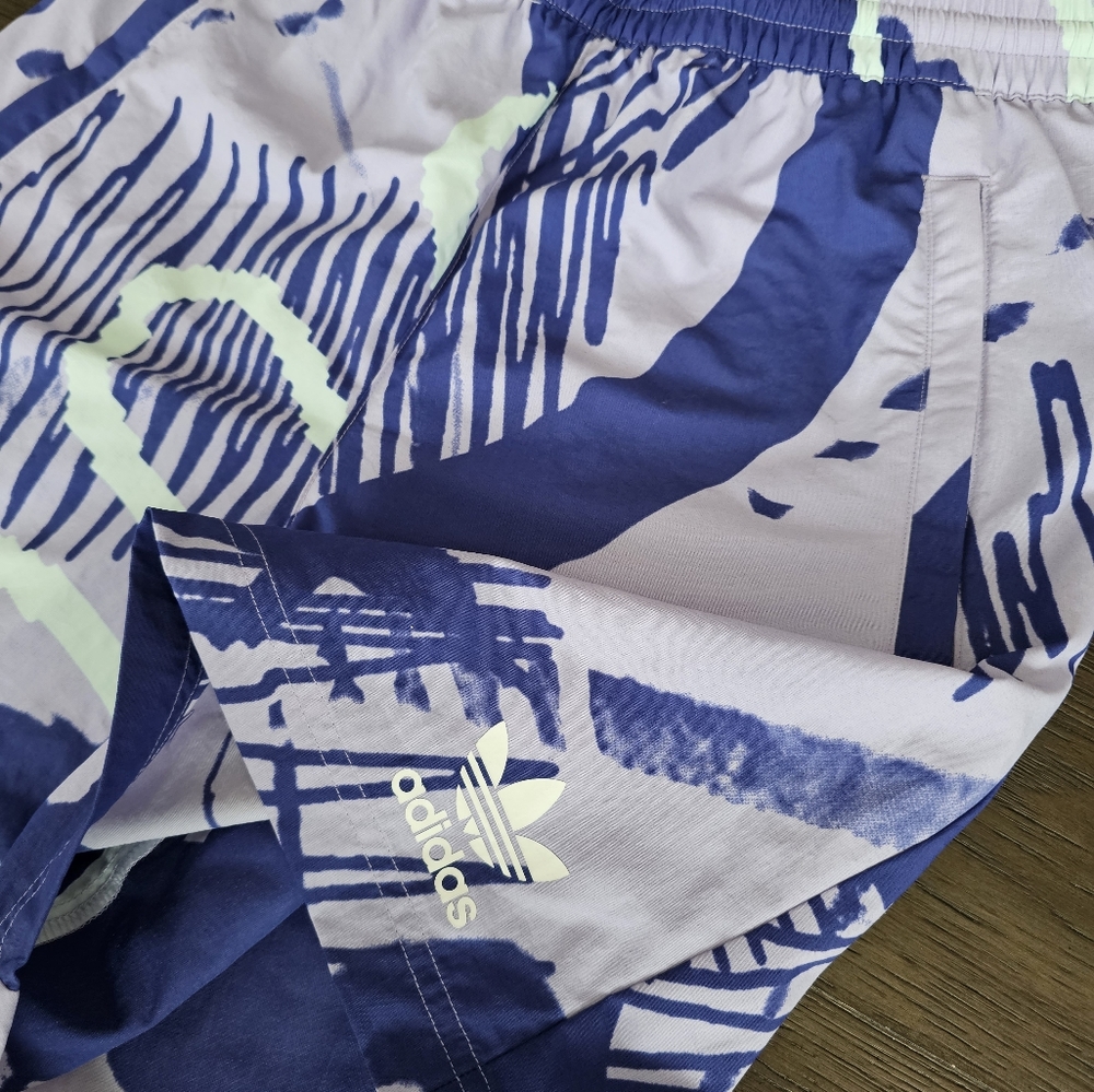 NWT ADIDAS MEN'S AOP SHORTS ORIGINALS dust purple/halo min - Picture 8 of 8